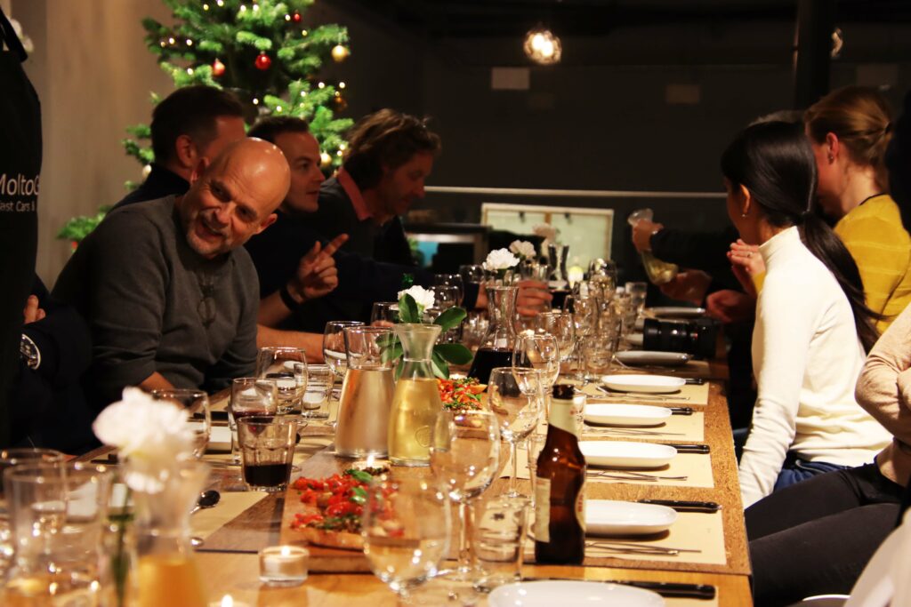 gezellig aan tafel